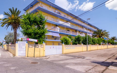 Las Perlas: Nube, Cielo, Costruzione, Albero, Shade, Urban Design, Quartiere, Zona Residenziale, Asfalto, Casa