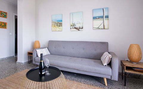 Las Perlas: Tavolo, Mobilia, Proprietà, Divano, Cornice, Legna, Interior Design, Rettangolo, Pavimento, Soggiorno