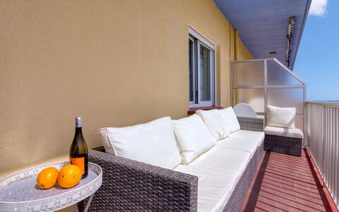 Las Perlas: Proprietà, Mobilia, Tavolo, Comfort, Finestra, Cielo, Legna, Interior Design, Pavimento, Shade