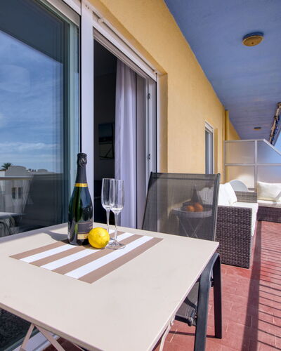 Las Perlas: Tavolo, Proprietà, Tavola, Mobilia, Costruzione, Nube, Finestra, Legna, Interior Design, Cielo