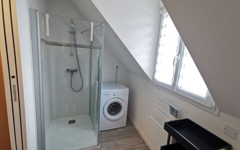 Plein Soleil: Proprietà, Idraulico Fixture, Lavanderia, Bagno, Costruzione, Legna, Doccia Porta, Illuminazione, Interior Design