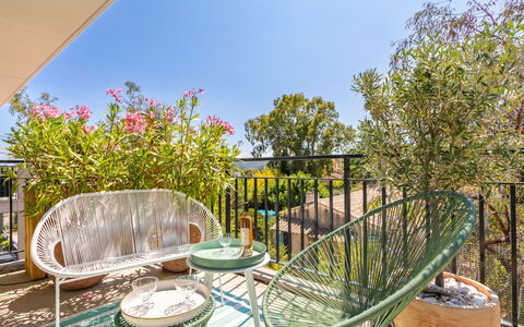 Bormes-Les-Mimosas 109: Cielo, Proprietà, Pianta, Botanica, Mobili Da Esterno, Shade, Erba, Tempo Libero, Tavolo Esterno, Paesaggio