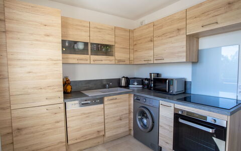 Bormes-Les-Mimosas 109: Cabinetry, Controsoffitto, Cucina Stufa, Elettrodomestico Da Cucina, Cucina, Piano Cottura, Interior Design, Costruzione, Legna, Stufa