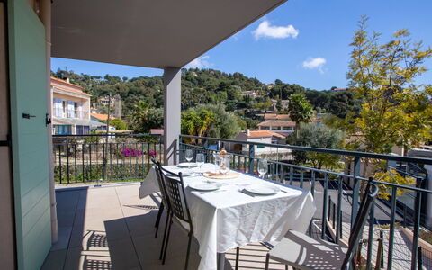 Bormes-Les-Mimosas 109: Tavolo, Mobilia, Cielo, Sedia, Nube, Shade, Albero, Tavolo Esterno, Tempo Libero, Mobili Da Esterno