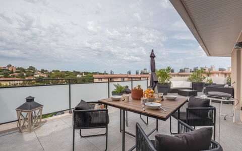 Eden Riviera: Cielo, Tavolo, Nube, Mobilia, Interior Design, Pavimento, Legna, Condominio, Vaso Di Fiori, Costruzione