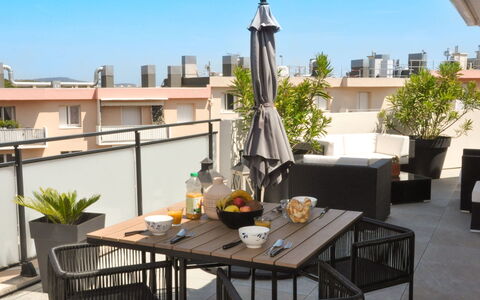 Eden Riviera: Acqua, Cielo, Proprietà, Pianta, Costruzione, Nube, Piscina, Albero, Zona Residenziale, Erba