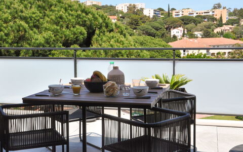 Eden Riviera: Acqua, Cielo, Proprietà, Pianta, Costruzione, Nube, Piscina, Albero, Zona Residenziale, Erba