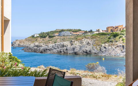 Collioure 400: Pianta, Mobilia, Proprietà, Finestra, Sedia, Costruzione, Legna, Illuminazione, Vaso Di Fiori, Architettura