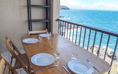 Collioure 400: Acqua, Tavolo, Tavola, Proprietà, Cielo, Mobilia, Costruzione, Finestra, Blu, Sedia