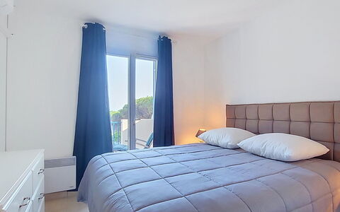 Les Grenadines: Letto, Mobilia, Camera Da Letto, Bedding, Lenzuolo, Interior Design, Biancheria, Camera, Pavimento, Illuminazione
