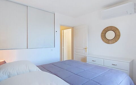 Les Grenadines: Mobilia, Letto, Interior Design, Camera Da Letto, Parete, Pavimento, Pavimentazione, Bedding, Legna, Lenzuolo