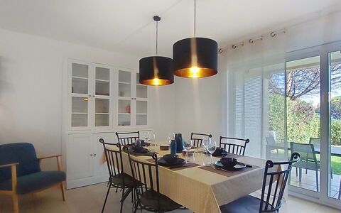 Les Grenadines: Mobilia, Interior Design, Lampada, Lampadario, Sedia, Sala Da Pranzo, Soffitto, Legna, Pavimentazione, Tavolo