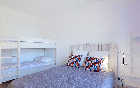 Les Grenadines: Camera Da Letto, Letto, Mobilia, Legna, Bedding, Pavimento, Lenzuolo, Interior Design, Pavimentazione, Biancheria