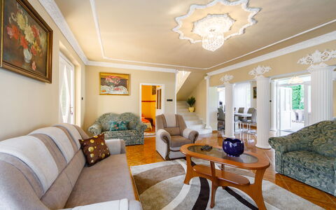 Big Thuja: Cornice, Mobilia, Tavolo, Divano, Costruzione, Soggiorno, Pianta Della Casa, Architettura, Sedia, Interior Design