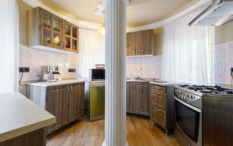 Big Thuja: Controsoffitto, Cabinetry, Proprietà, Mobilia, Finestra, Cucina, Tavolo, Costruzione, Legna, Cucina Stufa