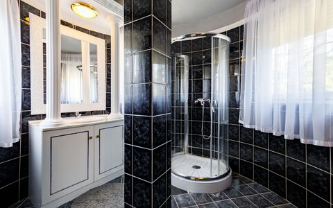 Big Thuja: Specchio, Costruzione, Idraulico Fixture, Bagno, Casa, Interior Design, Pavimentazione, Pavimento, Doccia Porta