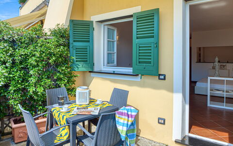 Villa Dell'erta - Levanto, Montale: Pianta, Proprietà, Giorno, Tavolo, Costruzione, Mobilia, Finestra, Blu, Verde, Azzurro