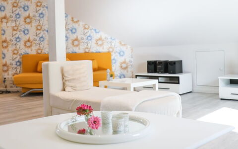 Sonnenschein: Proprietà, Mobilia, Bianca, Tavolo, Interior Design, Architettura, Pavimento, Pavimentazione, Linea, Parete