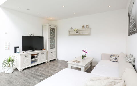 Sonnenschein: Mobilia, Proprietà, Cabinetry, Bianca, Divano, Comfort, Cornice, Tavolo, Illuminazione, Interior Design