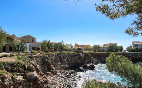 S'Illot-Cala Morlanda: Pianta, Cielo, Acqua, Risorse Idriche, Costruzione, Paesaggio Naturale, Vegetazione, Albero, Alveo, Finestra