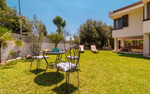 Can Jeroni: Pianta, Cielo, Tavolo, Finestra, Costruzione, Paesaggio Naturale, Sedia, Albero, Shade, Tavolo Esterno