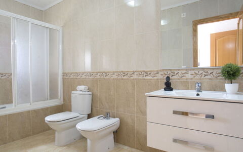 Calpetenis: Specchio, Idraulico Fixture, Mobiletto Del Bagno, Proprietà, Lavello, Lavandino Del Bagno, Rubinetto, Bagno, Pianta, Pianta Della Casa