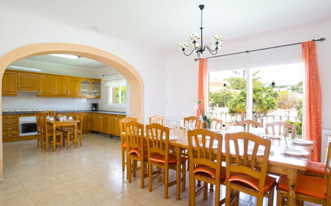 Nadaltenis: Tavolo, Mobilia, Sedia, Legna, Interior Design, Cucina & Sala Da Pranzo Tavolo, Pavimento, Color Legno, Pavimentazione, Sala Da Pranzo