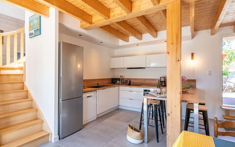 Ty Ar Bilie: Mobilia, Tavolo, Cabinetry, Legna, Controsoffitto, Cucina, Sedia, Soggiorno, Pavimentazione, Fascio