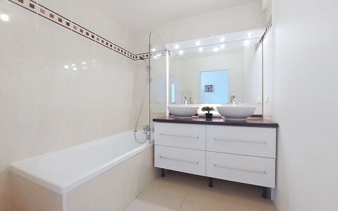 Villa Regatta: Idraulico Fixture, Bagno, Interior Design, Pavimentazione, Lavello, Pavimento, Rubinetto, Lavandino Del Bagno, Specchio, Idraulico