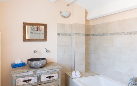 La Discrete: Vasca Da Bagno, Costruzione, Proprietà, Idraulico Fixture, Mobiletto Del Bagno, Azzurro, Legna, Bagno, Interior Design, Illuminazione
