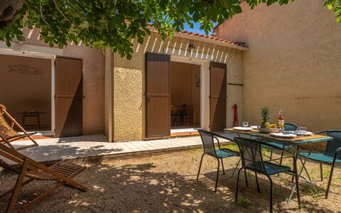 La Discrete: Proprietà, Shade, Tavolo, Pianta, Albero, Mobili Da Esterno, Manto Stradale, Legna, Tempo Libero, Sedia