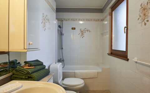 Ca' Pia: Proprietà, Idraulico Fixture, Lavello, Rubinetto, Interior Design, Bagno, Legna, Architettura, Lavandino Del Bagno