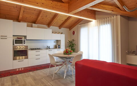Dongo 679: Mobilia, Proprietà, Tavolo, Legna, Interior Design, Controsoffitto, Sedia, Soggiorno, Pavimentazione, Pianta Della Casa