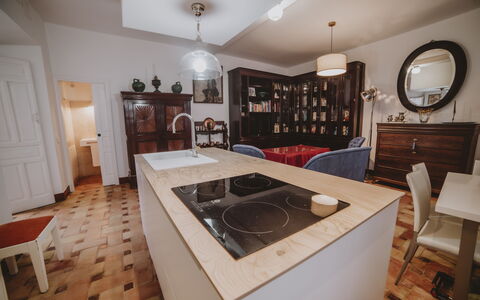 Posada La Casa Del Pintor: Marrone, Specchio, Mobilia, Cabinetry, Controsoffitto, Cucina, Elettrodomestico, Legna, Illuminazione, Interior Design