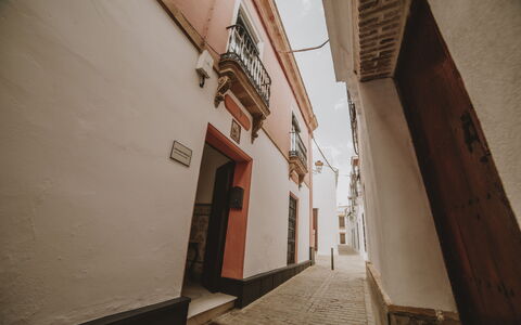 Posada La Casa Del Pintor: Legna, Costruzione, Porta, Finestra, Pavimentazione, Tinte E Ombre, Facciata, Casa, Strada