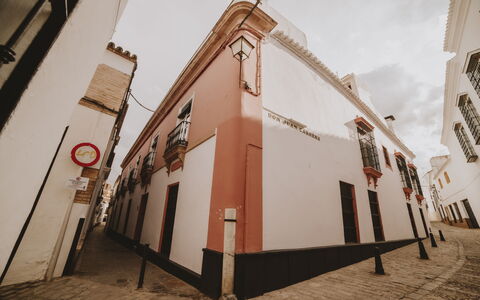 Posada La Casa Del Pintor: Cielo, Nube, Costruzione, Finestra, Vicolo, Facciata, Tinte E Ombre, Strada, Porta, Città