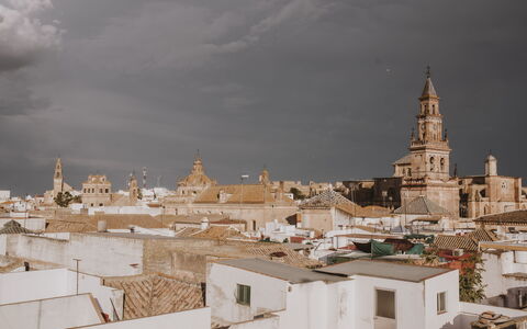 Posada La Casa Del Pintor: Nube, Cielo, Finestra, Costruzione, Urban Design, Paesaggio, Città, Facciata, Tetto, Paesaggio Urbano