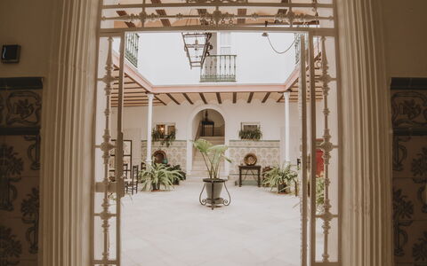 Posada La Casa Del Pintor: Costruzione, Pianta, Albero, Arte, Tinte E Ombre, Bicchiere, Simmetria, Facciata, Arco, Arcade