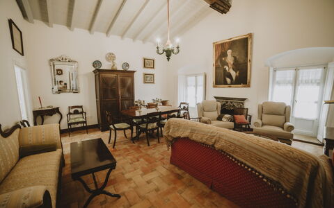 Posada La Casa Del Pintor: Cornice, Mobilia, Tavolo, Proprietà, Sedia, Costruzione, Legna, Illuminazione, Interior Design, Soggiorno