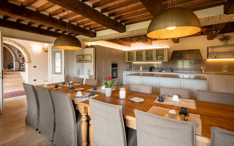 Fonte Della Chiana: Proprietà, Mobilia, Tavolo, Costruzione, Legna, Controsoffitto, Interior Design, Cucina, Pavimento, Sedia