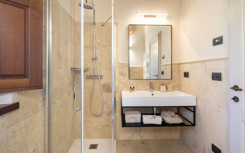 Fonte Della Chiana: Marrone, Rubinetto, Specchio, Idraulico Fixture, Lavello, Lavandino Del Bagno, Costruzione, Pianta, Bagno