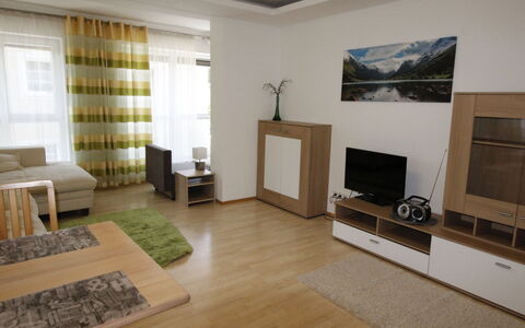 Saalfelden am Steinernen Meer 110: Proprietà, Mobilia, Divano, Finestra, Interior Design, Legna, Soggiorno, Comfort, Pavimento, Pavimentazione