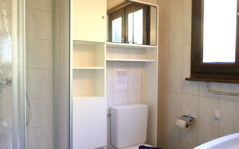 Chalet al Portic: Parete, Pavimentazione, Idraulico Fixture, Pavimento, Bagno, Interior Design, Lavandino Del Bagno, Camera, Idraulico, Lavello