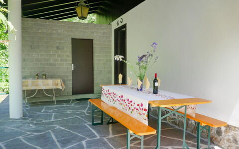 Chalet al Portic: Tavolo, Mobilia, Costruzione, Verde, Pianta, Sedia, Legna, Interior Design, Pavimento, Casa