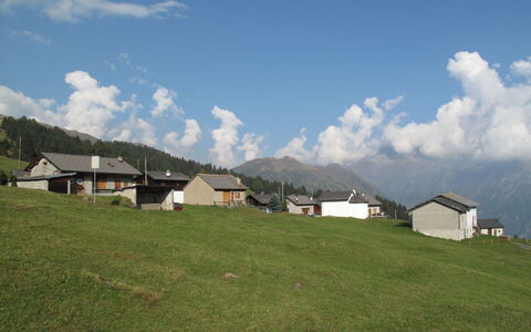 Chalet al Portic: Tavolo, Pianta, Tavola, Mobilia, Cielo, Proprietà, Sedia, Mobili Da Esterno, Tavolo Esterno, Interior Design