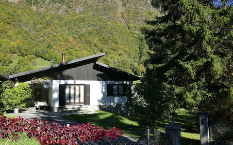 Chalet al Portic: Casa, Casa, Tetto, Villetta, Architettura, Arbusto, Paesaggio, Area Rurale, Pendenza, Hill Station