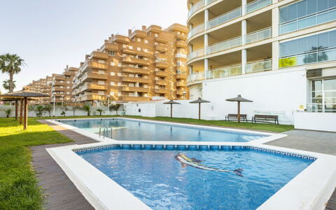 Mondrian: Giorno, Appartamento, Città, Condominio, Shade, Balcone, Hotel, Piscina