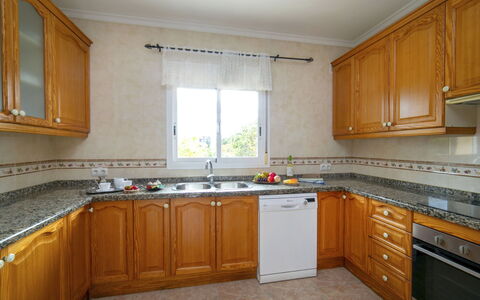Solpadel: Cucina, Elettrodomestico Da Cucina, Controsoffitto, Apparecchio Major, Cabinetry, Pavimentazione, Interior Design, Lavandino Della Cucina, Pavimento, Stufa