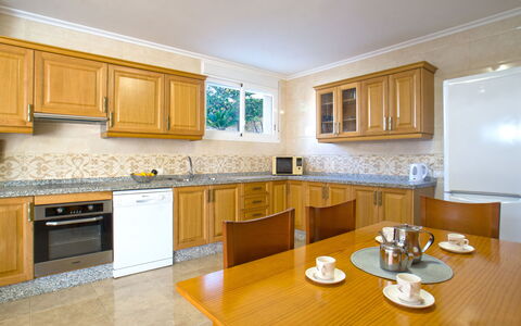 Villa Delfín: Tavolo, Cabinetry, Proprietà, Controsoffitto, Mobilia, Costruzione, Legna, Cucina, Illuminazione, Interior Design
