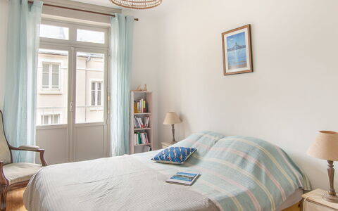 Le Cap Horn: Mobilia, Proprietà, Cornice, Finestra, Azzurro, Comfort, Legna, Illuminazione, Tessile, Cuscino